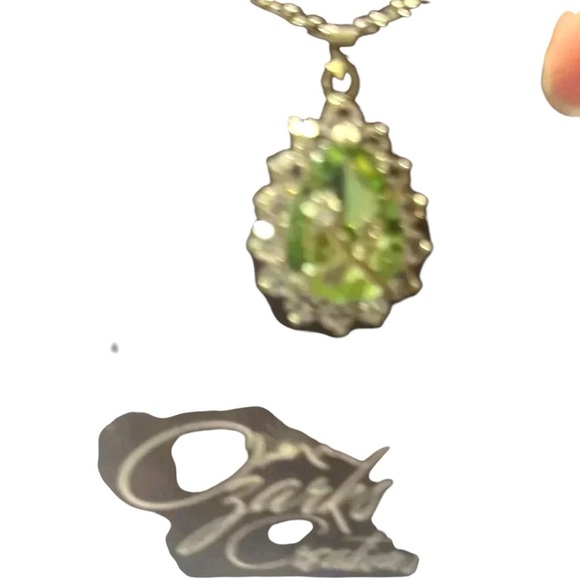 NWT  SILVER NECKLACE WITH GREEN STONE WITH A FLOWER IN THE CENTER - Picture 9 of 9